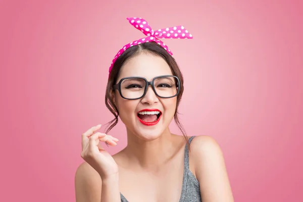 Portret Moda Dziewczyna Azjatyckich Okulary Stojąc Różowym Tle — Zdjęcie stockowe