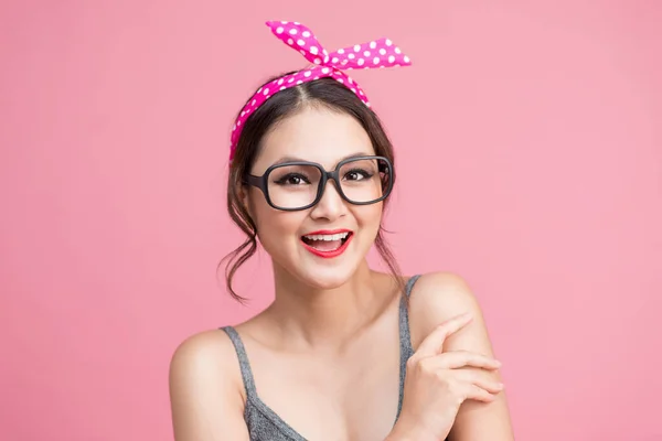 Мода Портрет Азиатской Девушки Солнечных Очках Стоящих Розовом Фоне — стоковое фото