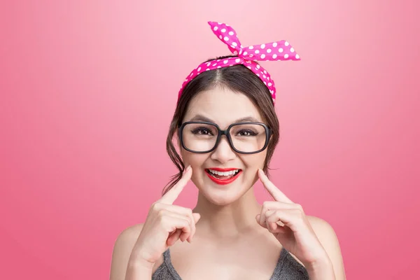 Portret Moda Dziewczyna Azjatyckich Okulary Stojąc Różowym Tle — Zdjęcie stockowe