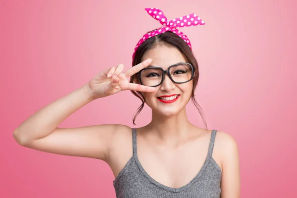 Mode Portret Van Aziatisch Meisje Met Zonnebril Permanent Roze Achtergrond — Stockfoto