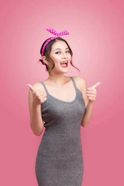 Vacker Asiatisk Tjej Med Vackra Leende Pinup Stil Rosa Bakgrund — Stockfoto