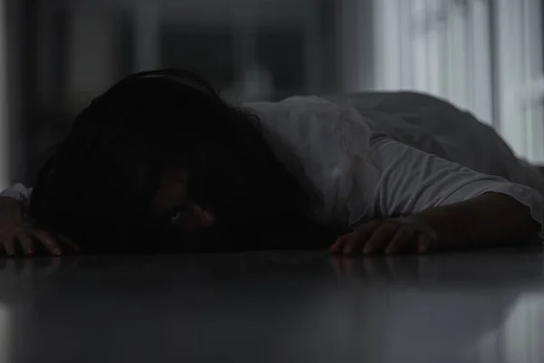 Τρομακτικό Κακό Γυναίκα Φάντασμα Ανατριχιαστικό Βρίσκεται Νεκρός Ένα Σκοτεινό Δωμάτιο — Φωτογραφία Αρχείου