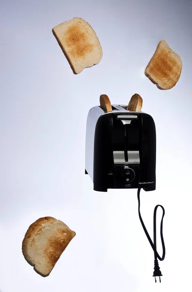 Tost Makinesinden Fırlayan Tostun Kavramsal Ürün Fotoğrafçılığı — Stok fotoğraf