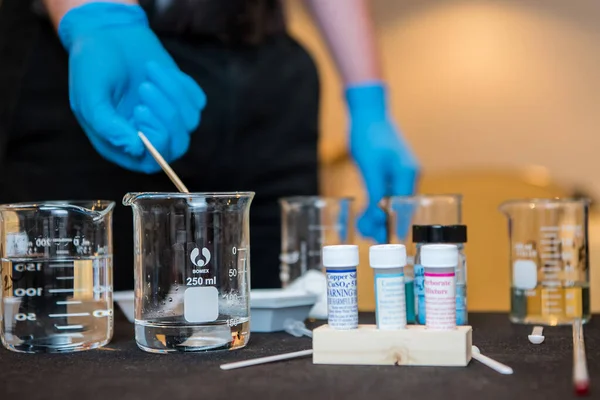 Lateks Eldivenli Bir Deney Sırasında Okul Laboratuarında Bir Şişe Sıvı — Stok fotoğraf