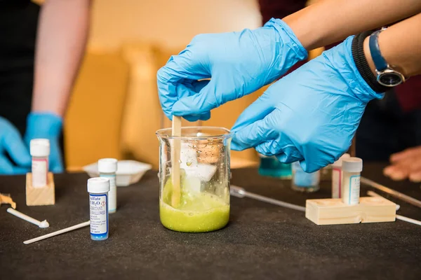 Lateks Eldivenli Bir Deney Sırasında Okul Laboratuarında Bir Şişe Sıvı — Stok fotoğraf