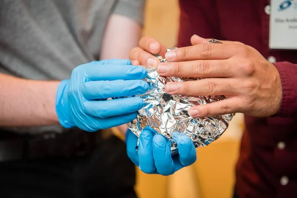 Latex Handschoen Hand Wetenschap Experiment School Kinderen — Stockfoto