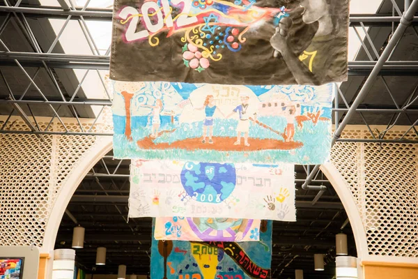 Yahudi Özel Okullarının Koridorlarında Asılı Okul Öğrencilerinin Sanat Eserlerinin Ayrıntıları — Stok fotoğraf