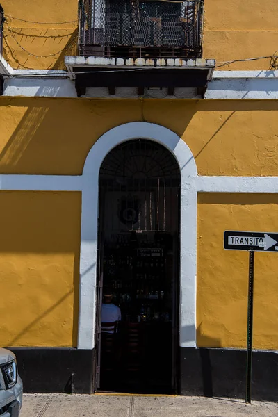 波多黎各圣胡安大街上一幢白色拱门的黄色建筑 — 图库照片