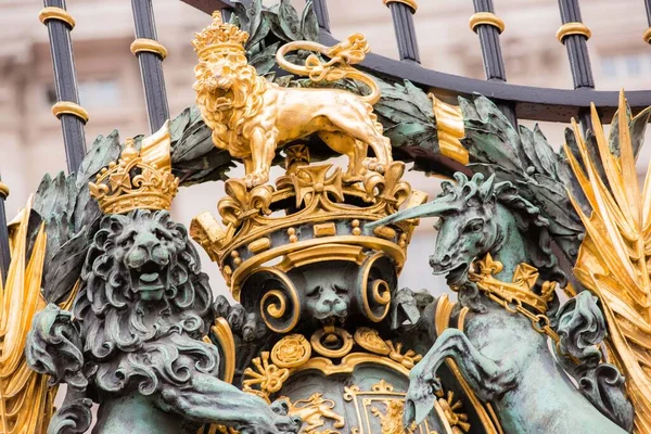 Victoria Memorial Incluindo Unicórnio Estátua Leão Fora Palácio Buckingham Londres — Fotografia de Stock