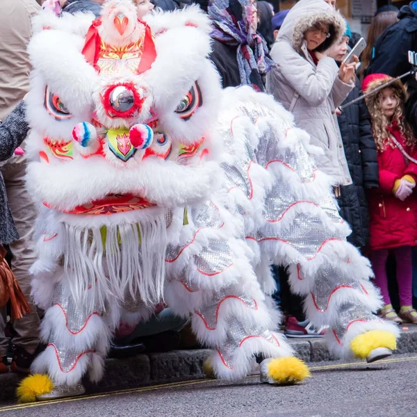 Chińska Parada Obchodów Nowego Roku Szczegółowym Zdjęciem Kultowego Białego Lwa — Zdjęcie stockowe
