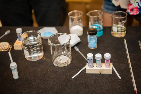 Vetenskapliga Experimentmaterial Inklusive Färgglada Vätskefyllda Bägare Och Olika Injektionsflaskor Och — Stockfoto