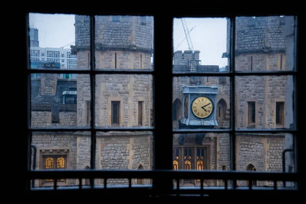 Tower London Zamek Wieża Zegarowa Oprawione Oknie Widok Abstrakcyjny Geometryczny — Zdjęcie stockowe