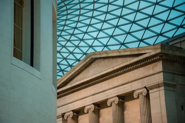 大裁判所の大英博物館の未来的なガラスの天井の屋根は 柱や他の建築の形と並置 ユニークな視点 — ストック写真