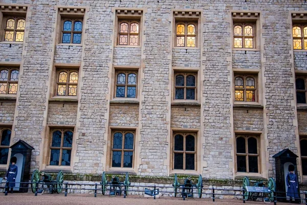 Glödande Fönster Tower London Castle Kvällen Med Två Vakter Som — Stockfoto