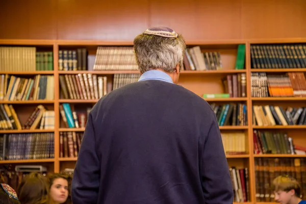 Zsidó Férfi Ősz Hajjal Hátulról Egy Könyvespolcokból Álló Könyvtárban — Stock Fotó