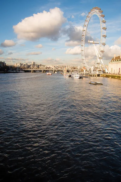 前景色是泰晤士河 背景是美丽的蓝天和浮肿的云彩 — 图库照片