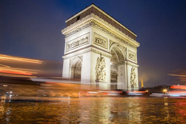 法国巴黎 凯旋门在一个雨夜用红绿灯展现了一幅艺术形象 雄伟的结构 — 图库照片