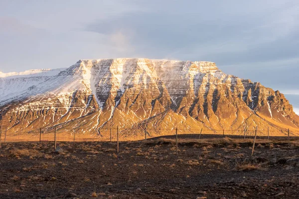 Montaña Cubierta Nieve Islandia Con Luz Mágica Arrojando Nieve Celestial — Foto de Stock