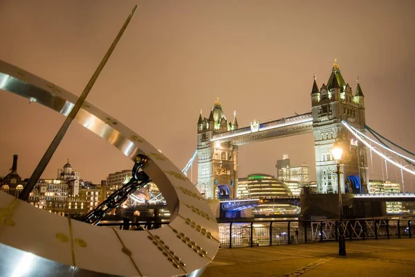 Juxtaposition Architecture Tower Bridge Its Compass London — Stock Photo, Image