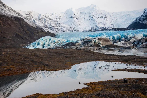 明亮的蓝色冰河 火山灰 雪和融化的水层次分明 — 图库照片