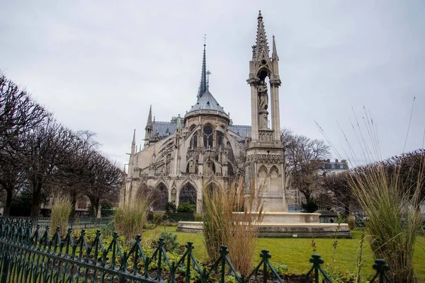 透过哥特式围栏凝视着世界闻名的巴黎圣母院 前沿观点 — 图库照片