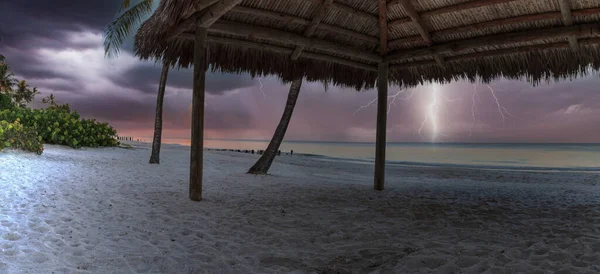 ポートロイヤルビーチの海でのティキの上の雷嵐 — ストック写真