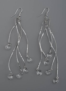 Mücevherli küpeler.