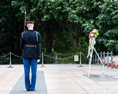 Arlington, VA 'daki Meçhul Asker Mezarı' nda ayin. 