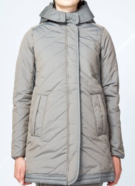 Moda kıyafetleri giyen kadın model.