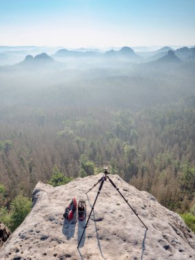 Modern kamera hafif üçayak kayalık görüş noktasında gecenin geç saatlerinde.