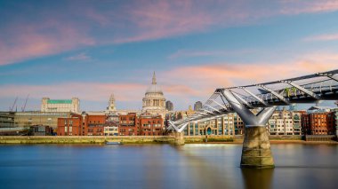 Londra 'da Saint Pauls katedrali, İngiltere' de şehir manzarası olan gökyüzü. 
