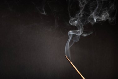 Tütsü sopa duman siyah arka plan ile