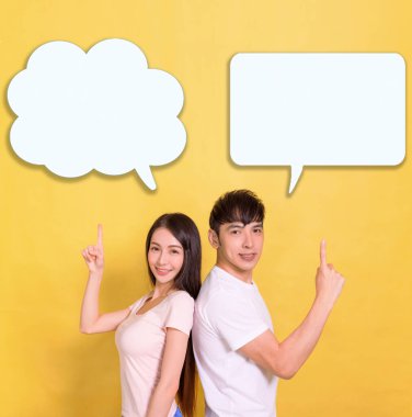 Mutlu genç çift eller havaya