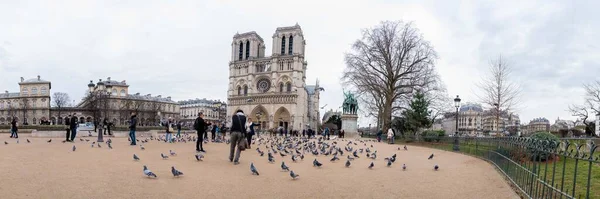 Breed Uitzicht Duiven Niet Geïdentificeerde Toeristen Voor Notre Dame Paris — Stockfoto