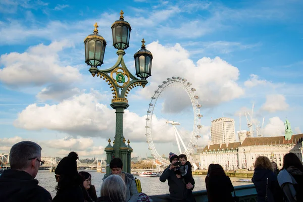 Arkadan Londra Gözü Bakan Turistlerin Görüntüsü Mavi Gökyüzü Büyük Kabarık — Stok fotoğraf