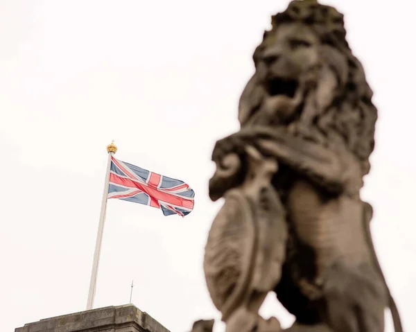 ロンドンのバッキンガム宮殿の外にユニコーンとライオンの像を含むビクトリア記念館 — ストック写真