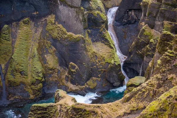息をのむような景色を望むアイスランドの苔むした緑の峡谷Fjaorgljufur — ストック写真