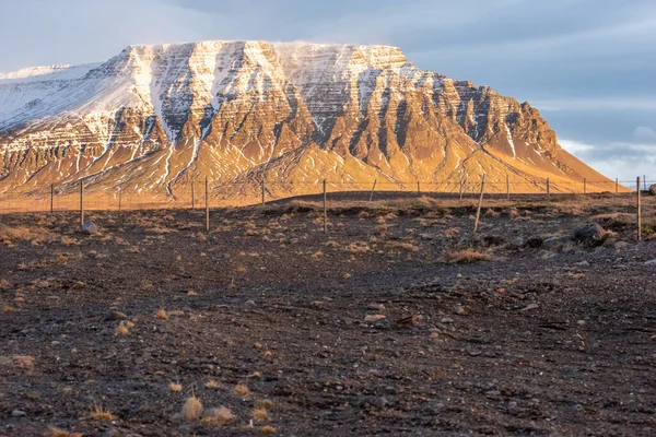 Montagne Couverte Neige Brun Doré Islande — Photo