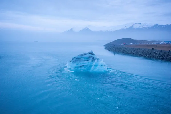 アイスランドの氷河は一人で — ストック写真