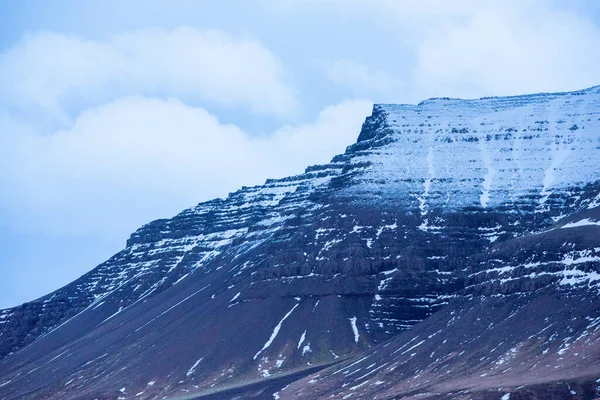 Cime Innevate Creste Montagna Nere Islanda Con Nuvole Aggiungere Profondità — Foto Stock