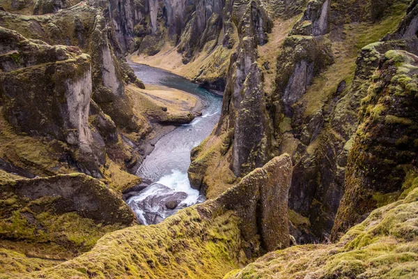 アイスランドのFjaorgljufur 川が流れる苔むした緑の峡谷 — ストック写真