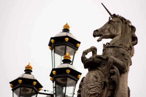 维多利亚纪念馆 包括伦敦白金汉宫外的一个独角兽和狮子雕像 — 图库照片