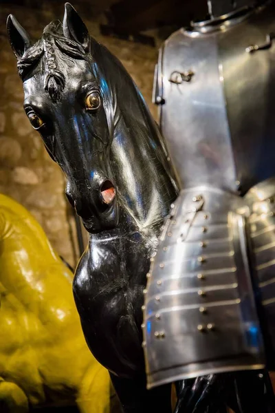 中世纪的金属马头盔甲雕像 — 图库照片