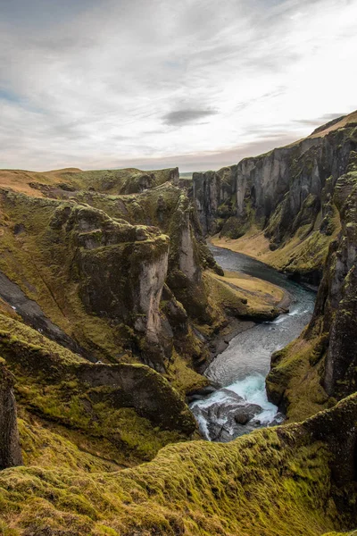 息をのむような景色を望むアイスランドの苔むした緑の峡谷 Fjaorgljuファー 垂直作物 — ストック写真