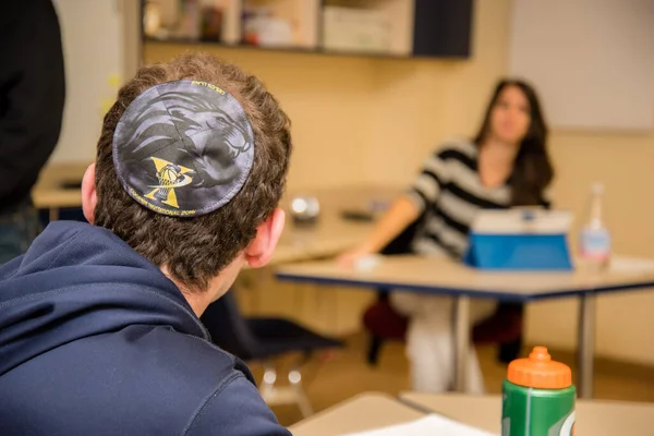 유대인 가등에 실감개를 두르고 교실에서 학생들 있습니다 — 스톡 사진