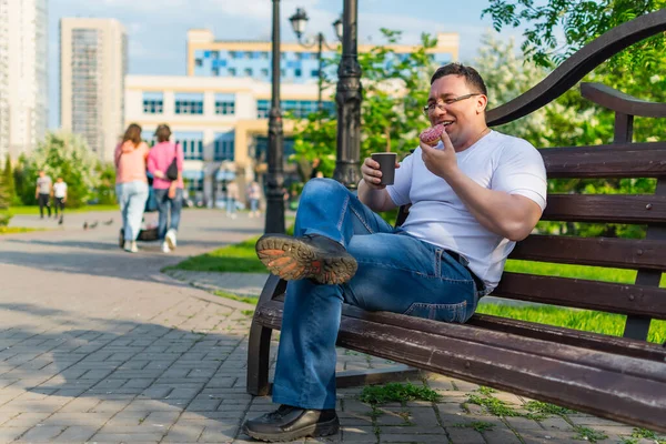 Happy Man Enjoying Delicious Donut Laughing While Sitting Bench — Photo
