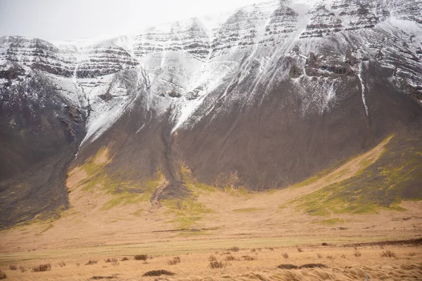 Sneeuw Bedekte Grijze Bergtop Met Groene Bruine Aardetinten Texturen — Stockfoto