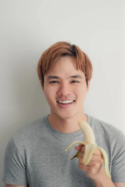 Υγιής Πεινασμένος Άνθρωπος Πρωί Τρώει Μπανάνα — Φωτογραφία Αρχείου