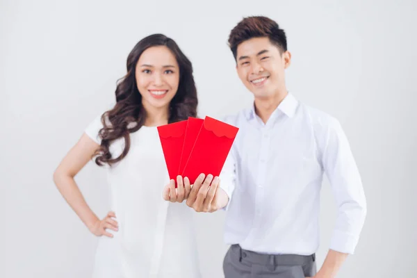 越南夫妇交换红色幸运钱信封 春节假期 — 图库照片