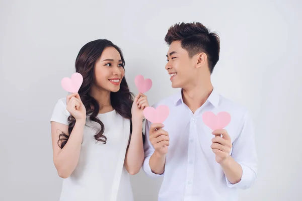 快乐的年轻的越南情侣抱着粉红色的纸心和微笑 — 图库照片